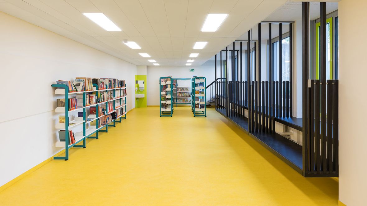 Grund- und Mittelschule am Eichenwald Neusäß Lesebereich mit Bücherregalen – Forbo Marmoleum Fresco